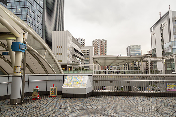 JR田町駅の芝浦口を出ると正面に見える白いビルの8階が事務所になります。