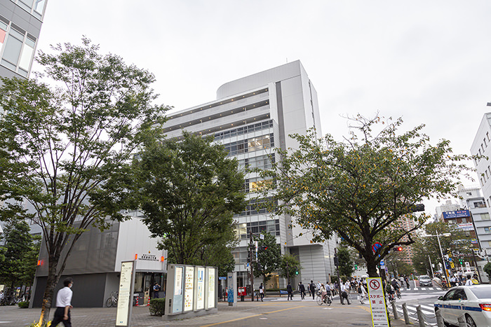 JR田町駅の芝浦口を出ると正面に見える白いビルの8階が事務所になります。