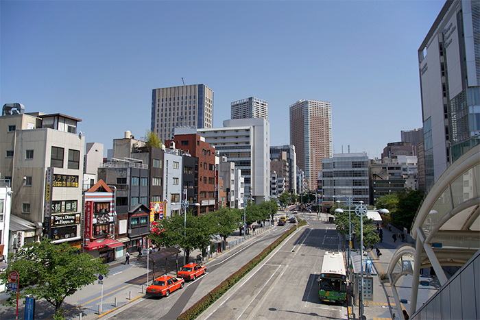 JR田町駅の芝浦口を出ると正面に見える白いビルの8階が事務所になります。