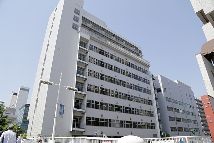 こちらは交差点を通り過ぎた橋の上から見た田町イーストビルです。